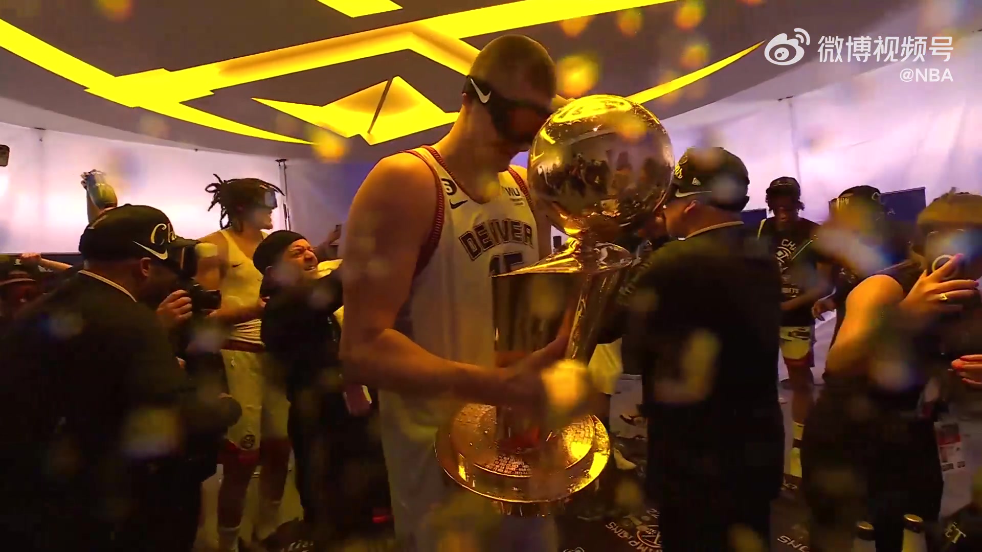 戴好護目鏡掘金眾將賽后準備開始香檳大戰(zhàn)