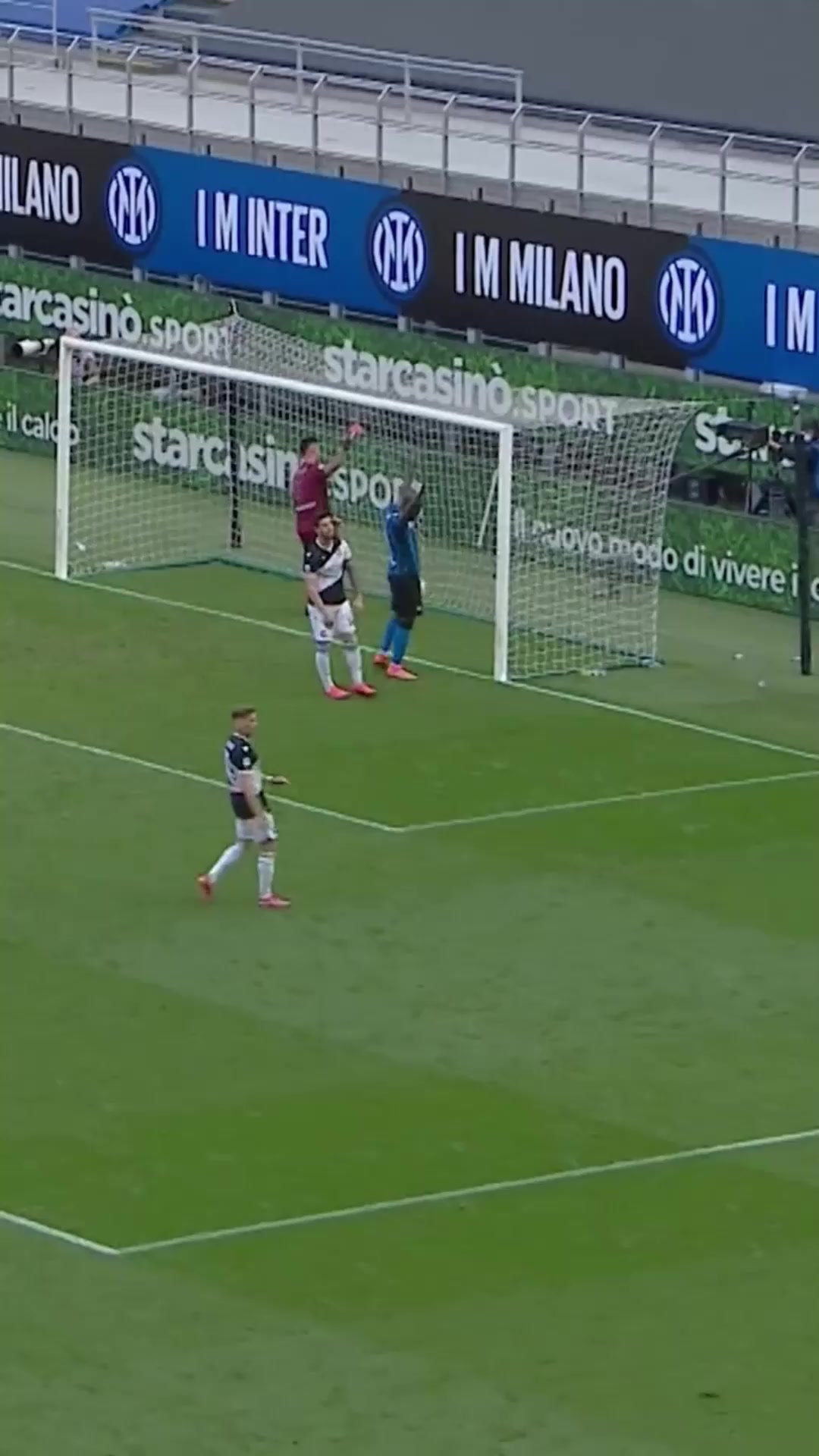 名場(chǎng)面盧卡庫人在門前站進(jìn)球天上來