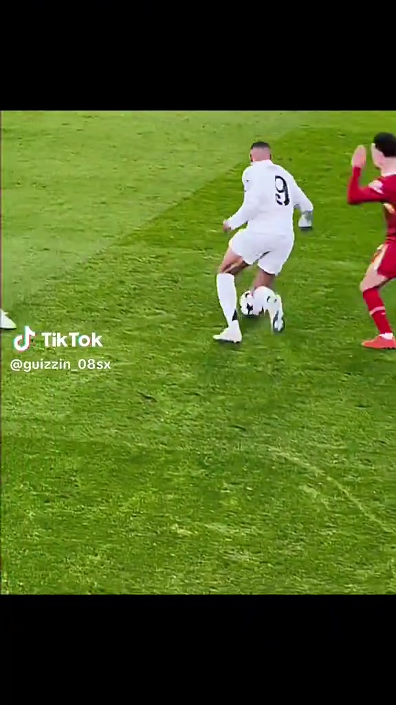 看著都痛姆巴佩連過數(shù)人后被范迪克一肘放倒